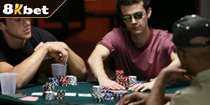 Điều chỉnh UTG trong Poker là gì 8kbet?